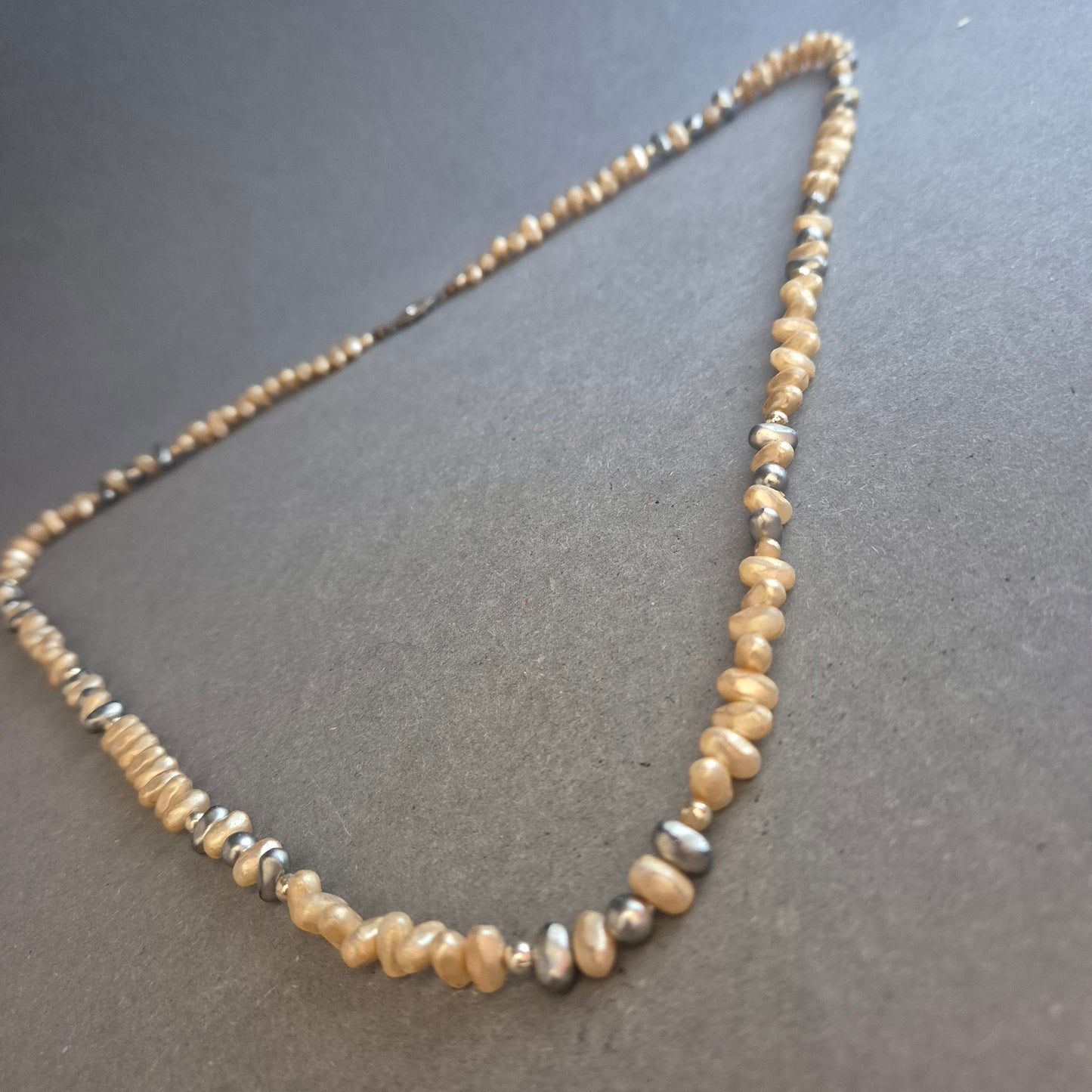 Natürliche Perlenkette in Beige-Grau – Schlichte Schönheit im Naturlook