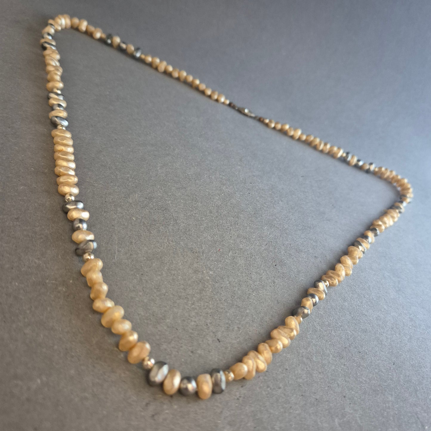 Natürliche Perlenkette in Beige-Grau – Schlichte Schönheit im Naturlook