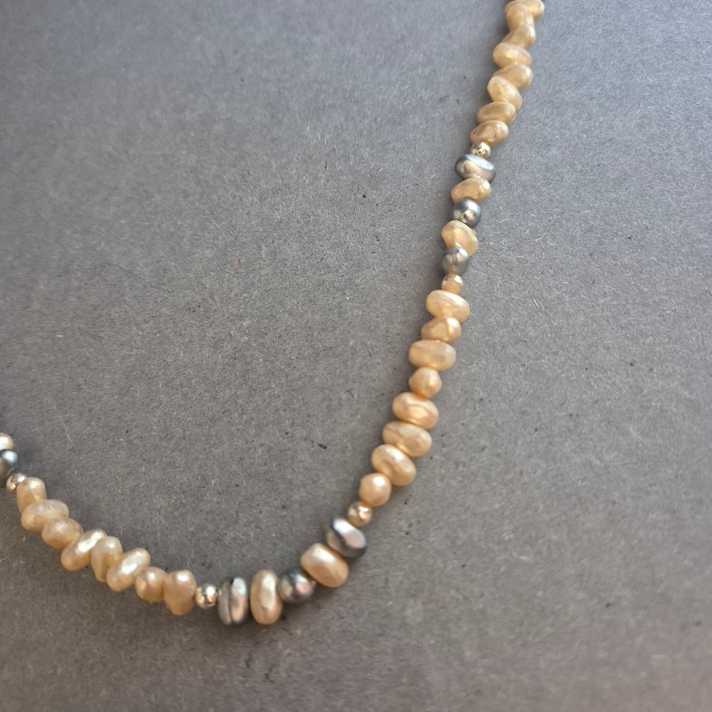 Natürliche Perlenkette in Beige-Grau – Schlichte Schönheit im Naturlook