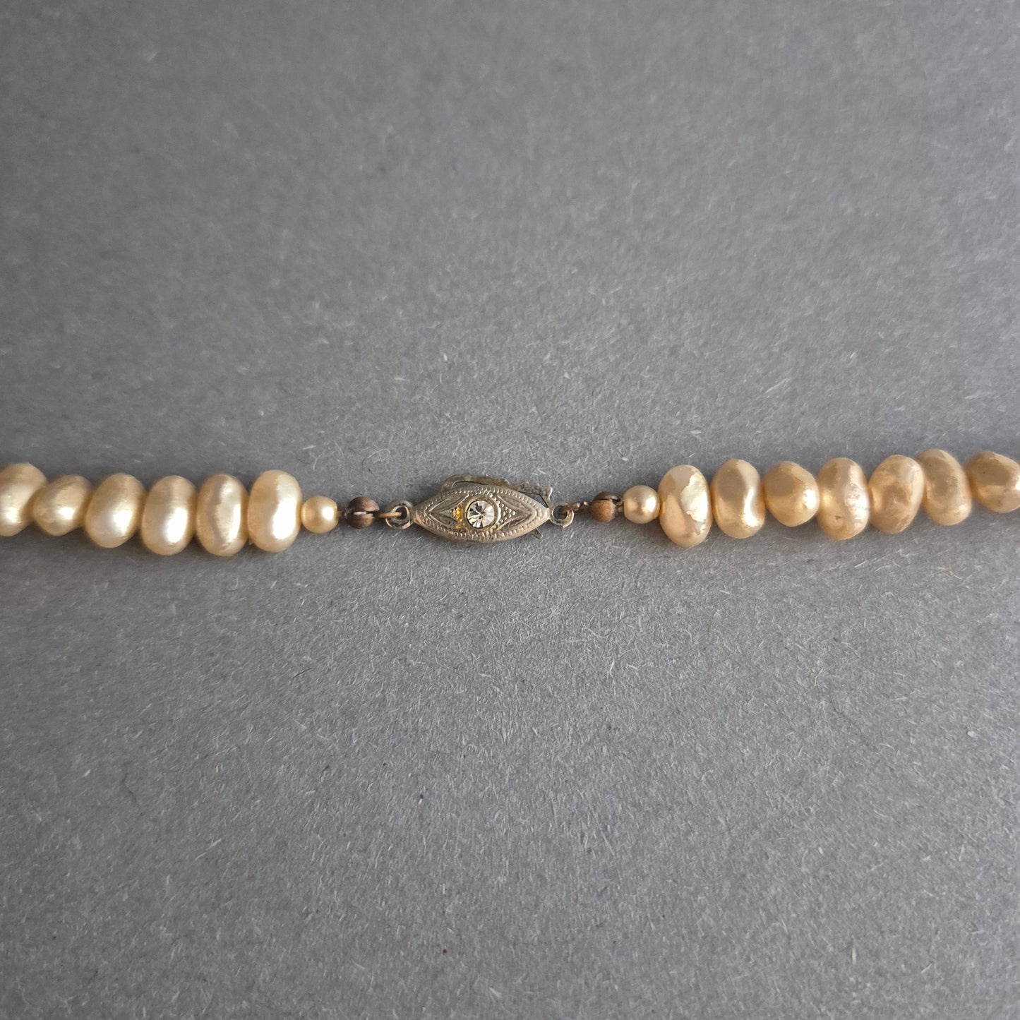 Natürliche Perlenkette in Beige-Grau – Schlichte Schönheit im Naturlook