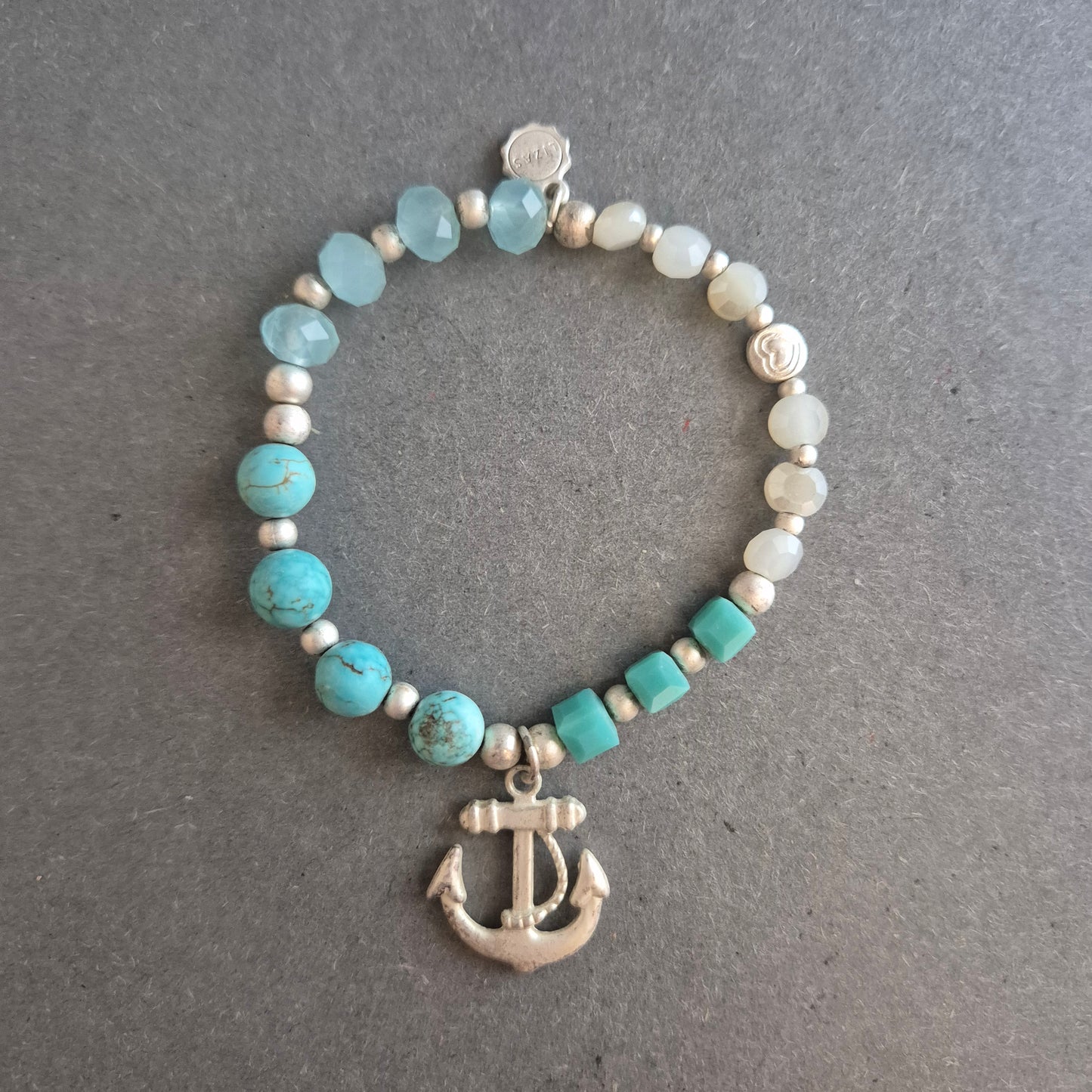 Maritimes Stretcharmband in Türkis – Mit Anker-Charm & Boho-Flair