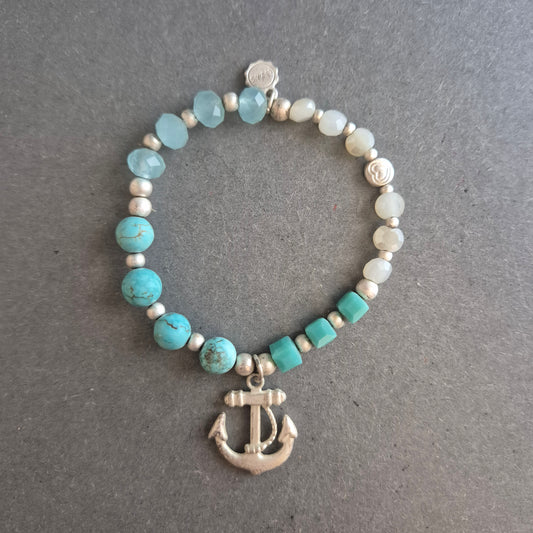 Maritimes Stretcharmband in Türkis – Mit Anker-Charm & Boho-Flair