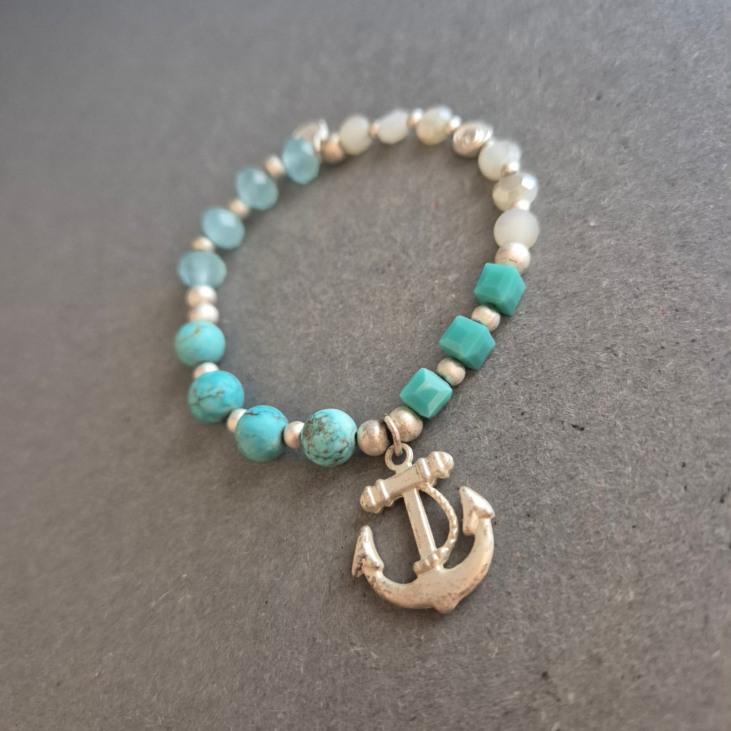 Maritimes Stretcharmband in Türkis – Mit Anker-Charm & Boho-Flair