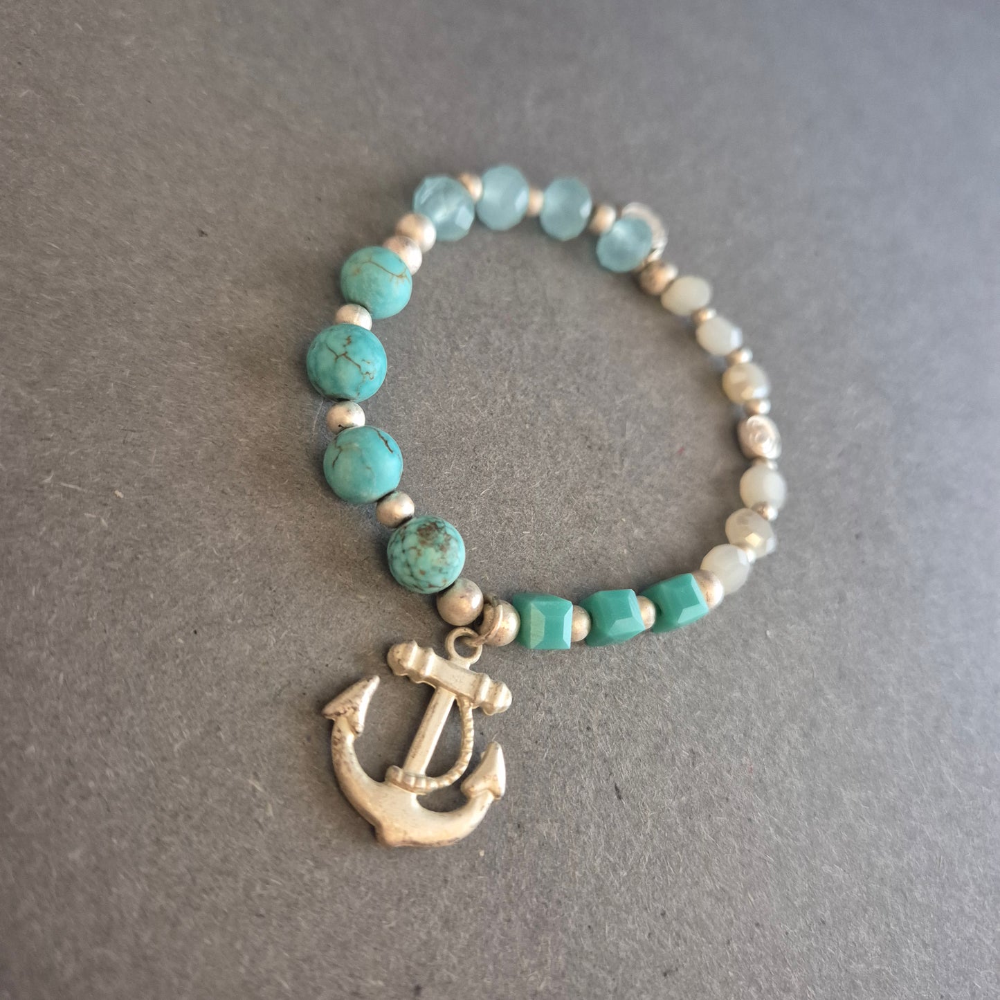 Maritimes Stretcharmband in Türkis – Mit Anker-Charm & Boho-Flair