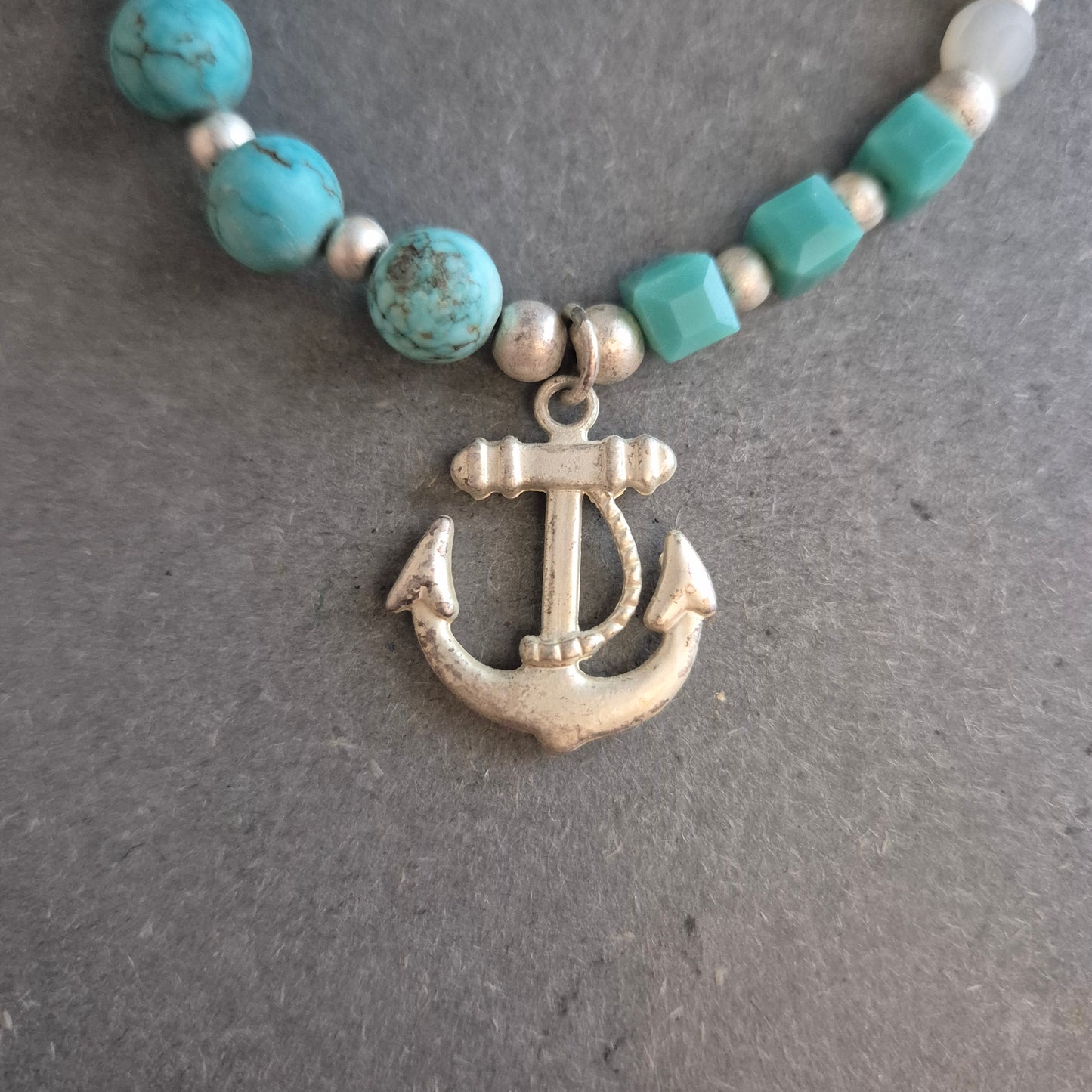 Maritimes Stretcharmband in Türkis – Mit Anker-Charm & Boho-Flair