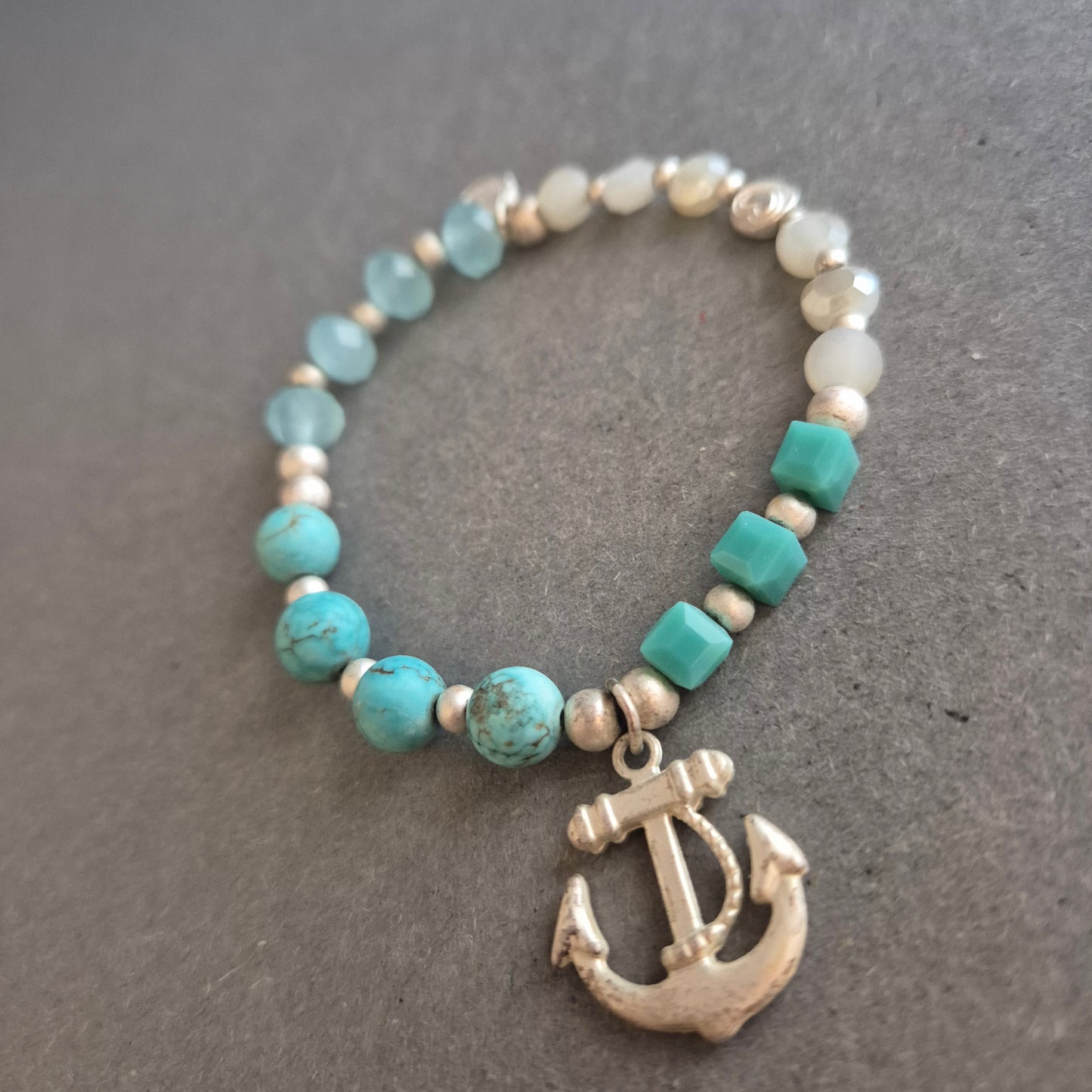 Maritimes Stretcharmband in Türkis – Mit Anker-Charm & Boho-Flair