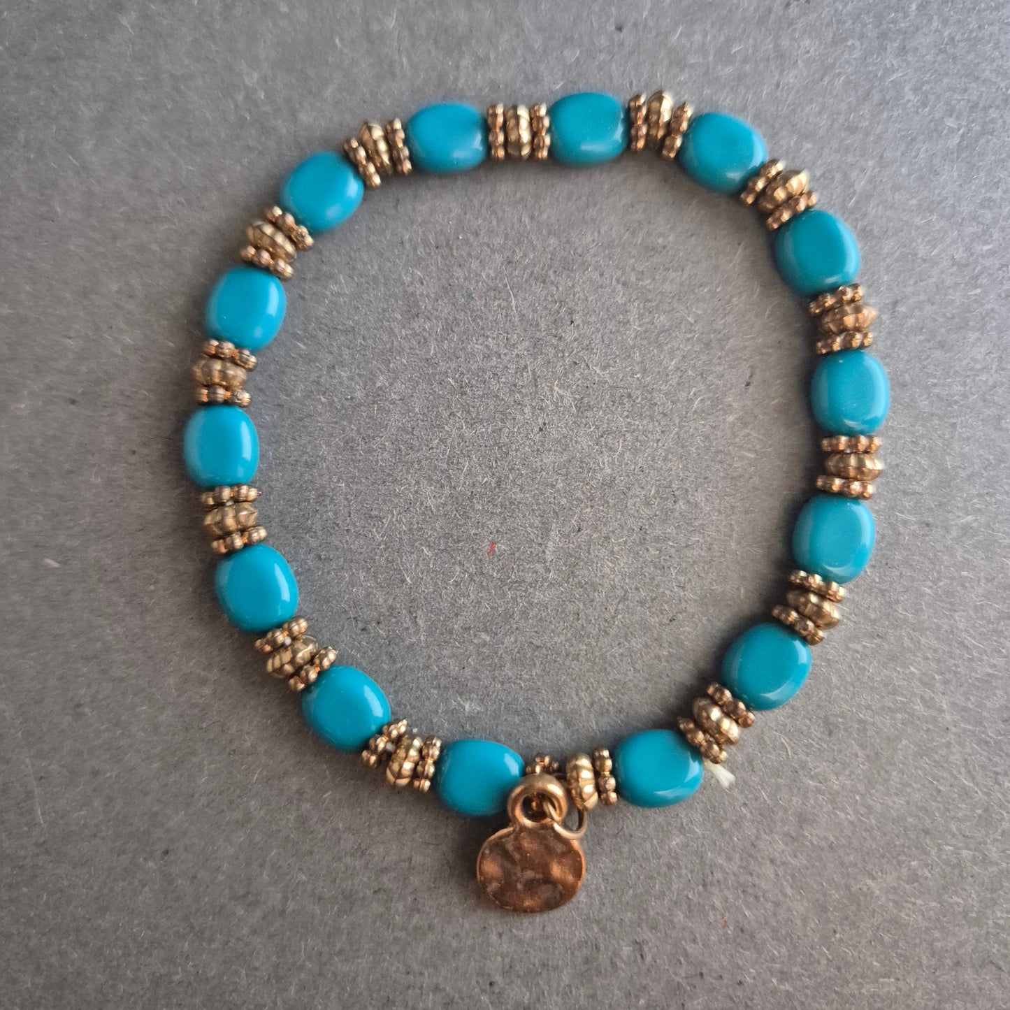 Boho-Stretcharmband in Türkis mit Goldakzenten – Sommerliches Highlight