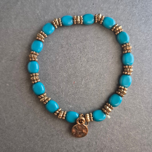 Boho-Stretcharmband in Türkis mit Goldakzenten – Sommerliches Highlight