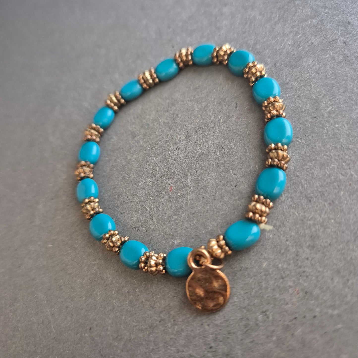 Boho-Stretcharmband in Türkis mit Goldakzenten – Sommerliches Highlight