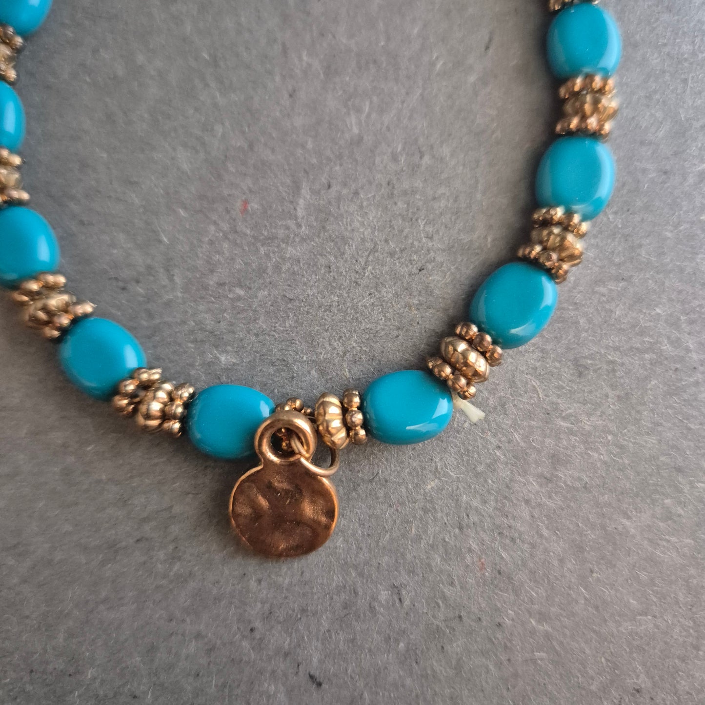 Boho-Stretcharmband in Türkis mit Goldakzenten – Sommerliches Highlight