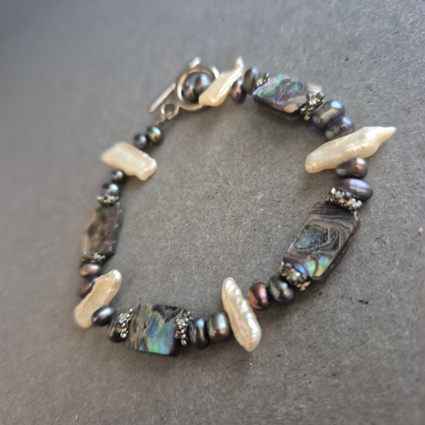 Perlenarmband mit Abalone & Süßwasserperlen – Eleganter Ethno-Stil