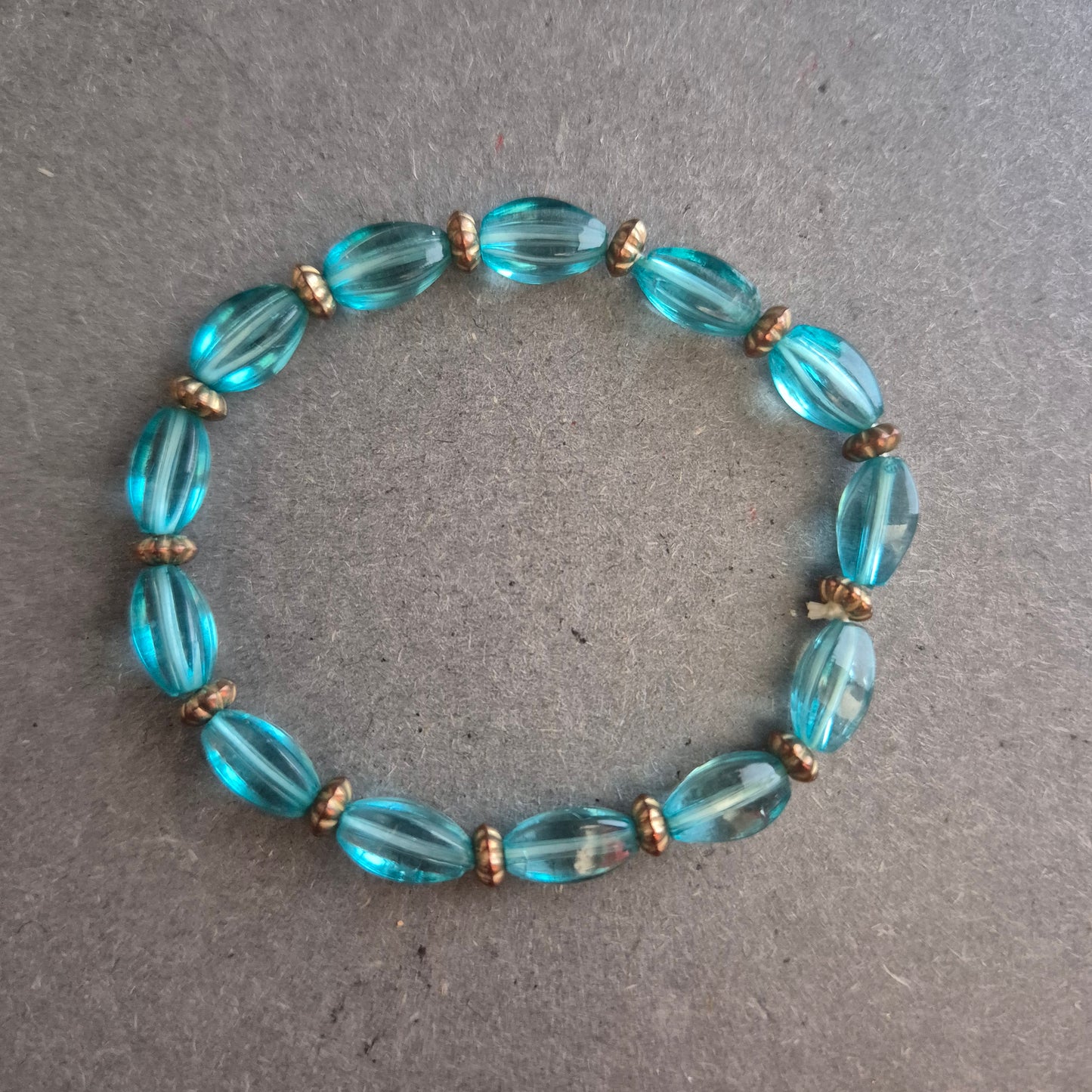 Türkises Glasperlenarmband – Transparent & leicht mit Retro-Flair