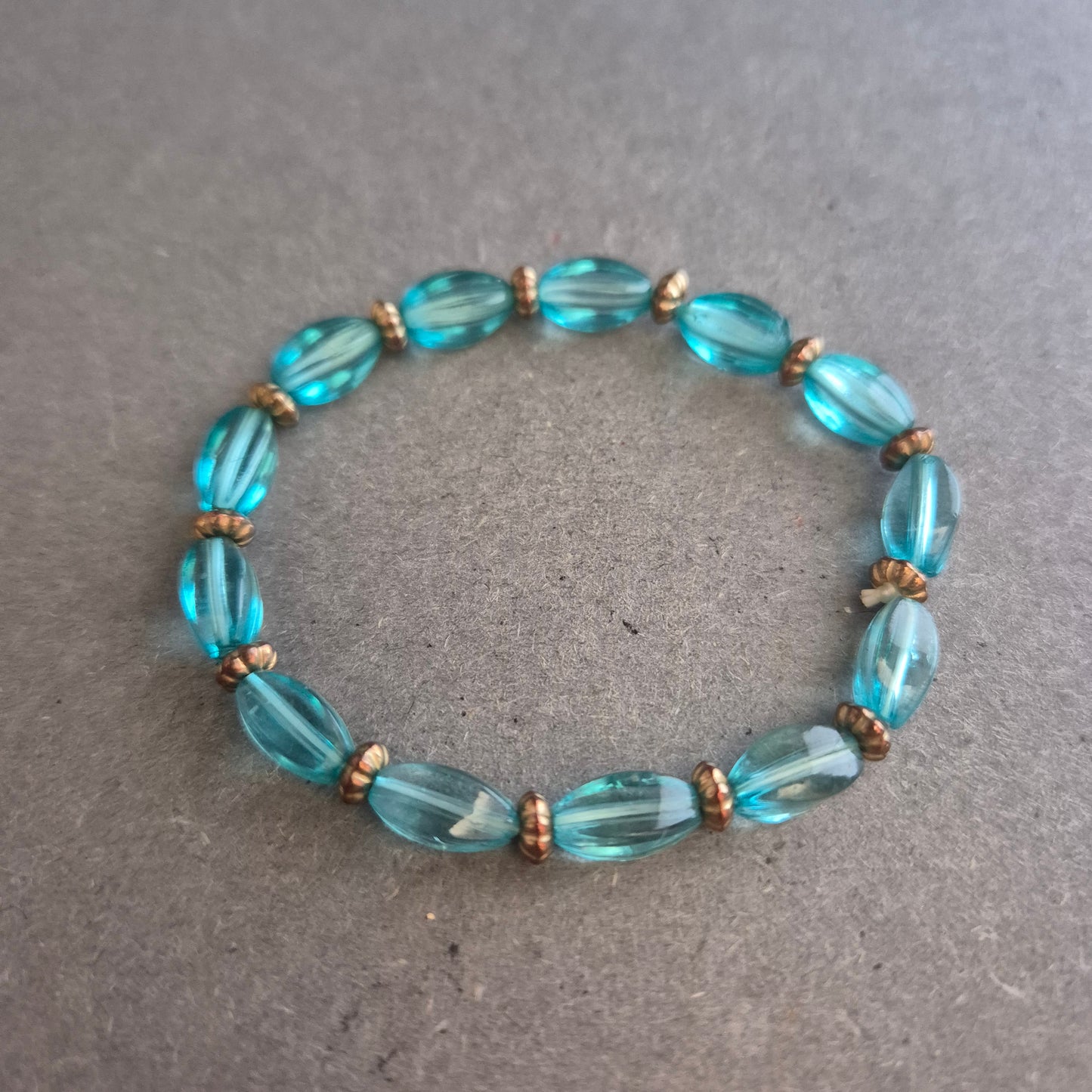 Türkises Glasperlenarmband – Transparent & leicht mit Retro-Flair