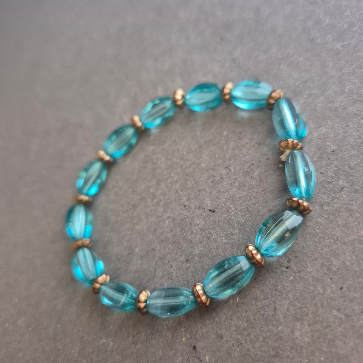 Türkises Glasperlenarmband – Transparent & leicht mit Retro-Flair