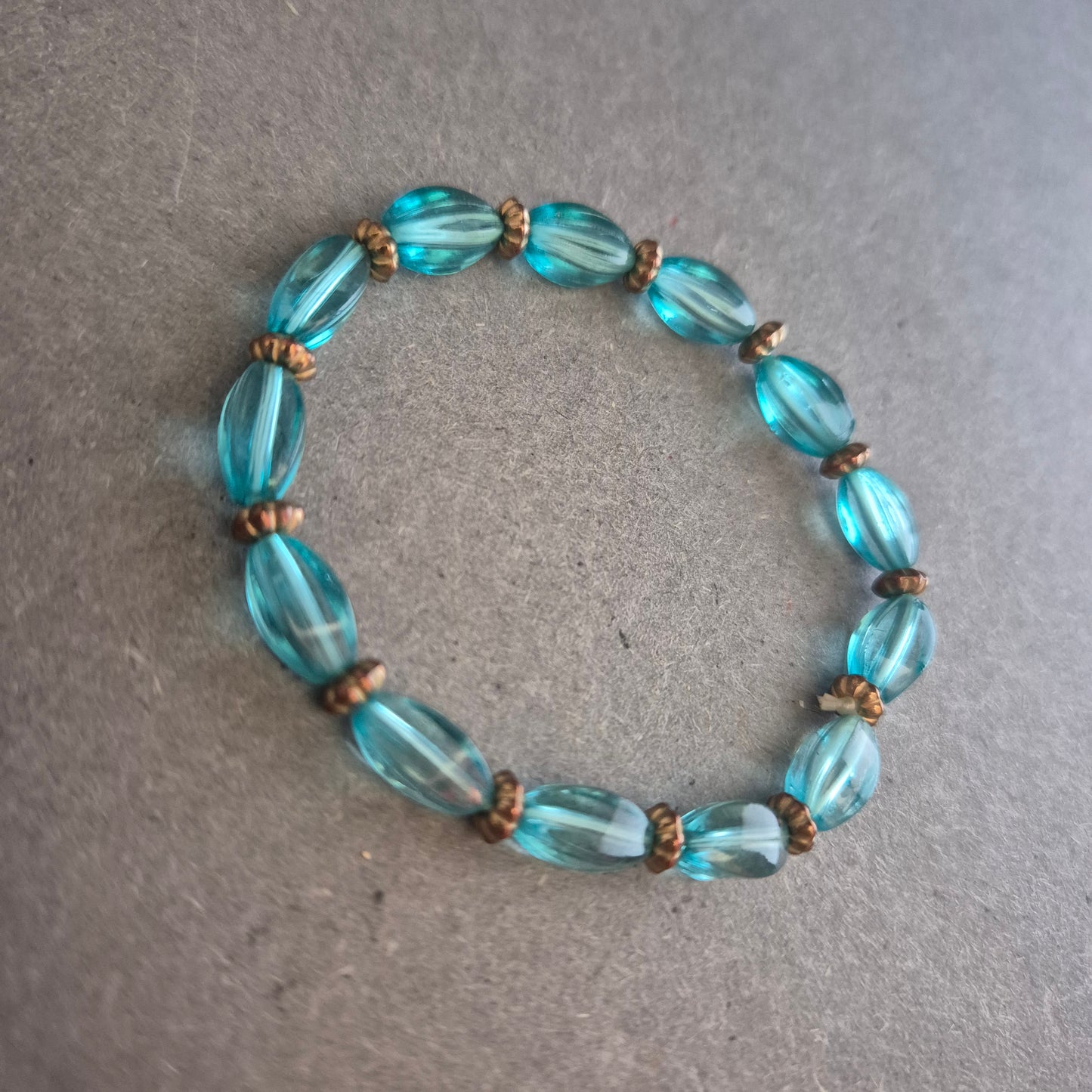 Türkises Glasperlenarmband – Transparent & leicht mit Retro-Flair