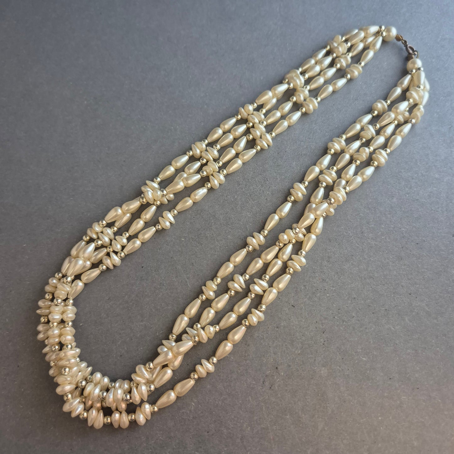 Mehrreihige Vintage-Perlenkette – Eleganz in Creme mit Goldakzenten