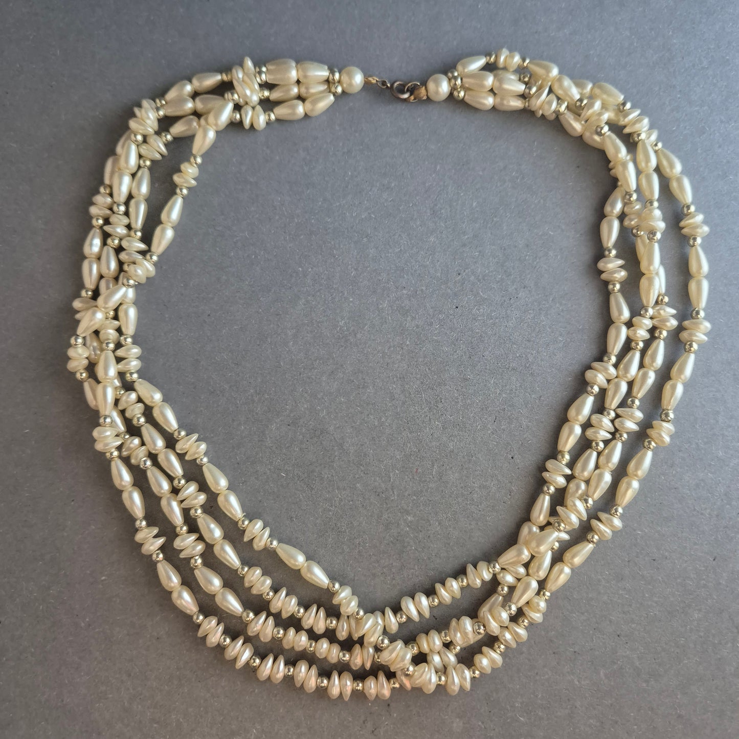 Mehrreihige Vintage-Perlenkette – Eleganz in Creme mit Goldakzenten