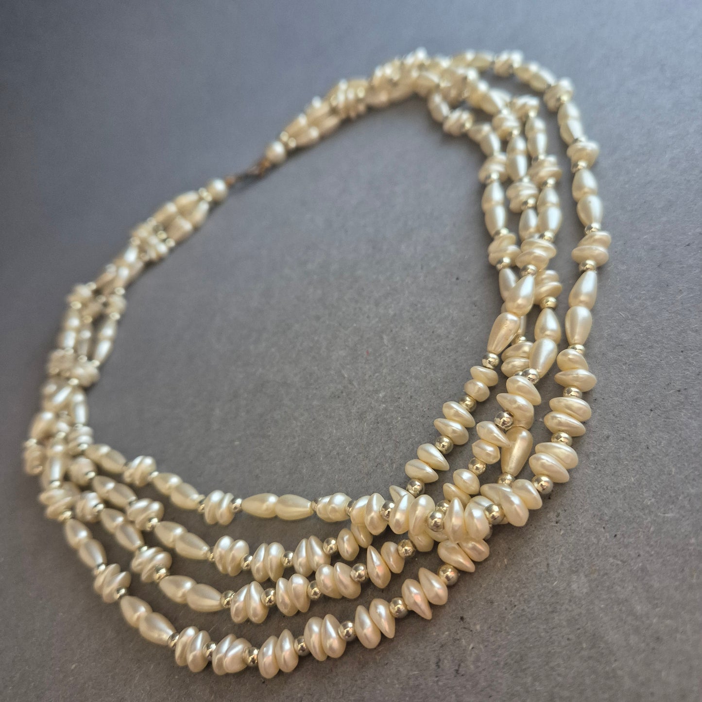 Mehrreihige Vintage-Perlenkette – Eleganz in Creme mit Goldakzenten