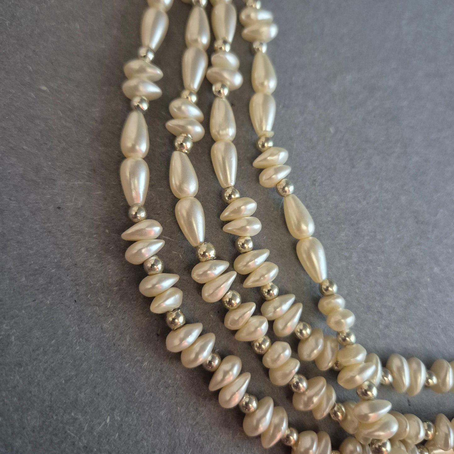 Mehrreihige Vintage-Perlenkette – Eleganz in Creme mit Goldakzenten