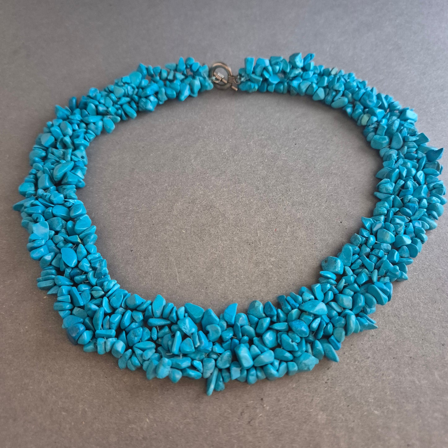 Türkiskette aus Splittern – Mehrreihiger Ethno-Schmuck in kräftigem Blau