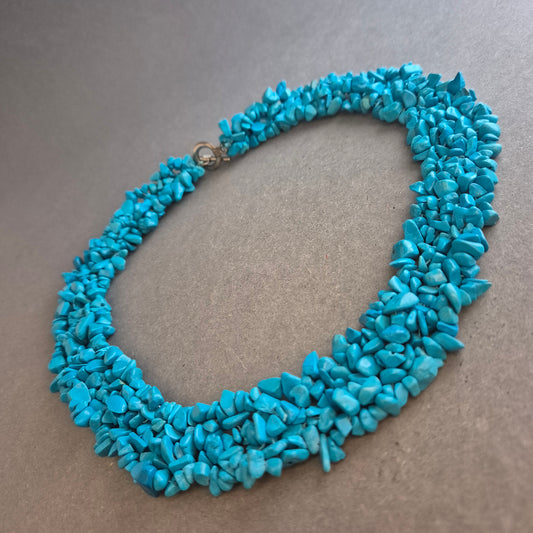 Türkiskette aus Splittern – Mehrreihiger Ethno-Schmuck in kräftigem Blau