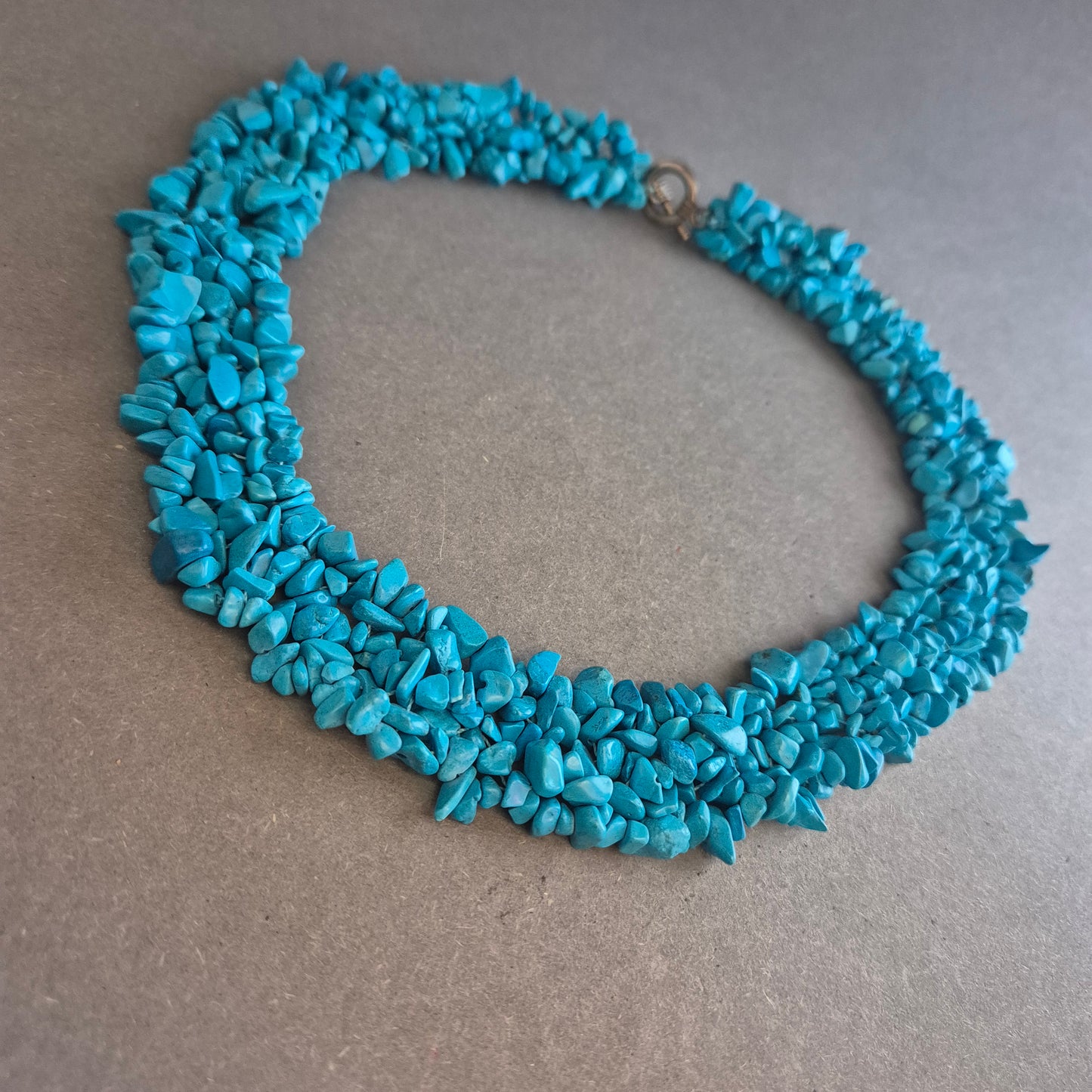 Türkiskette aus Splittern – Mehrreihiger Ethno-Schmuck in kräftigem Blau