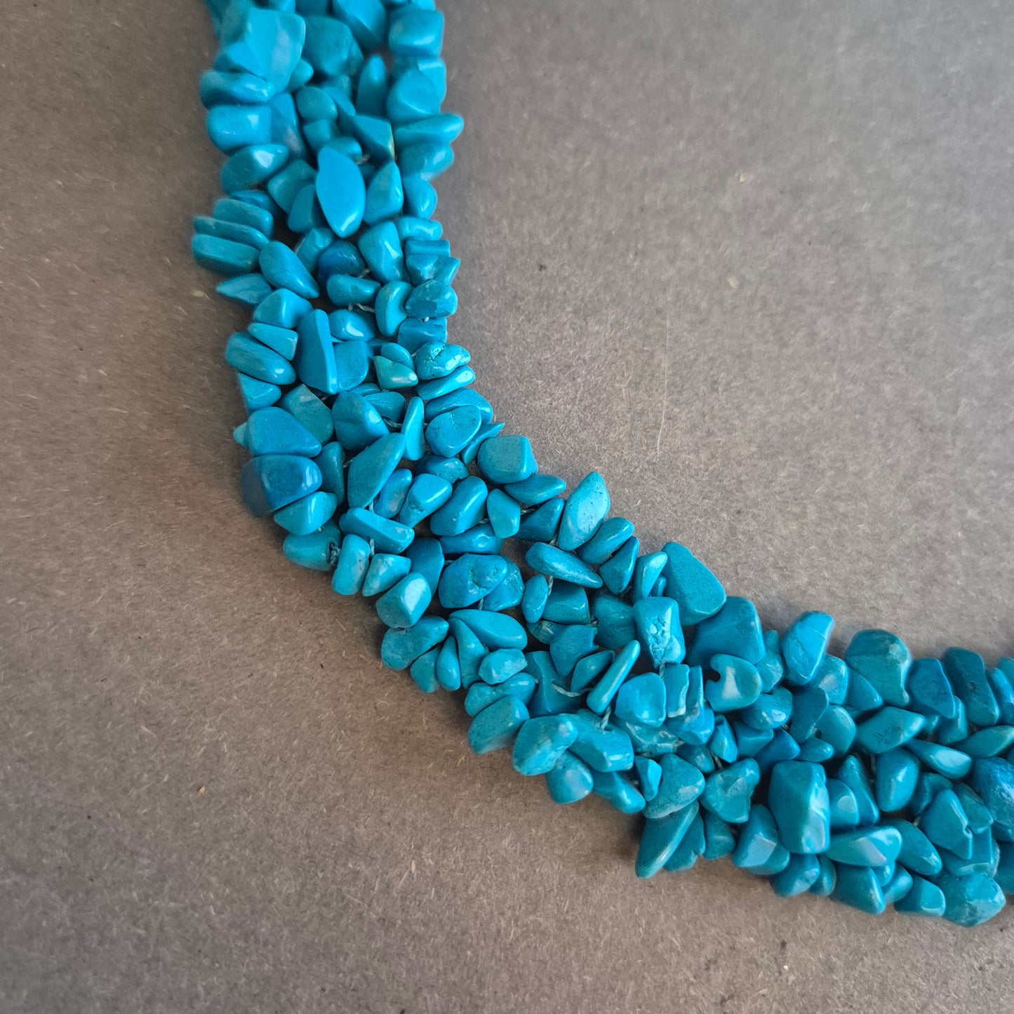 Türkiskette aus Splittern – Mehrreihiger Ethno-Schmuck in kräftigem Blau