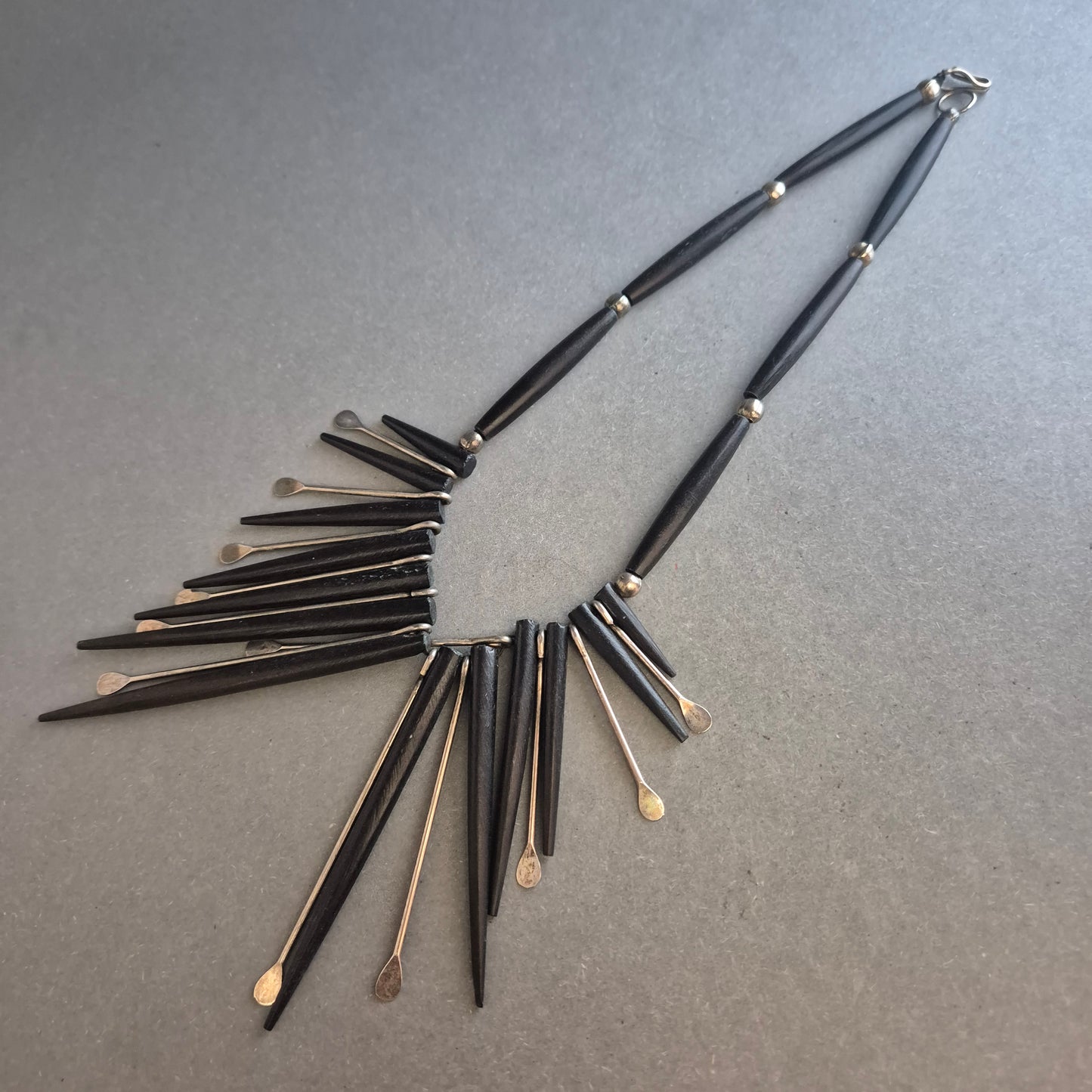 Statement-Halskette mit langen Stäben – Schwarz-Silber im Tribal-Stil