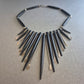 Statement-Halskette mit langen Stäben – Schwarz-Silber im Tribal-Stil