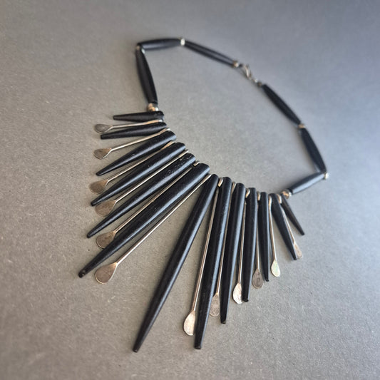 Statement-Halskette mit langen Stäben – Schwarz-Silber im Tribal-Stil