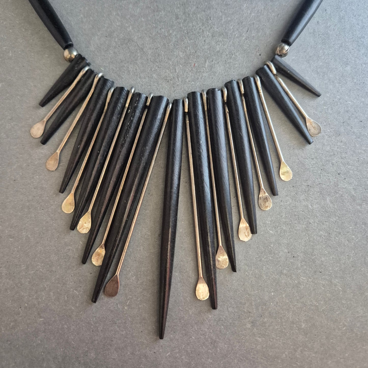 Statement-Halskette mit langen Stäben – Schwarz-Silber im Tribal-Stil