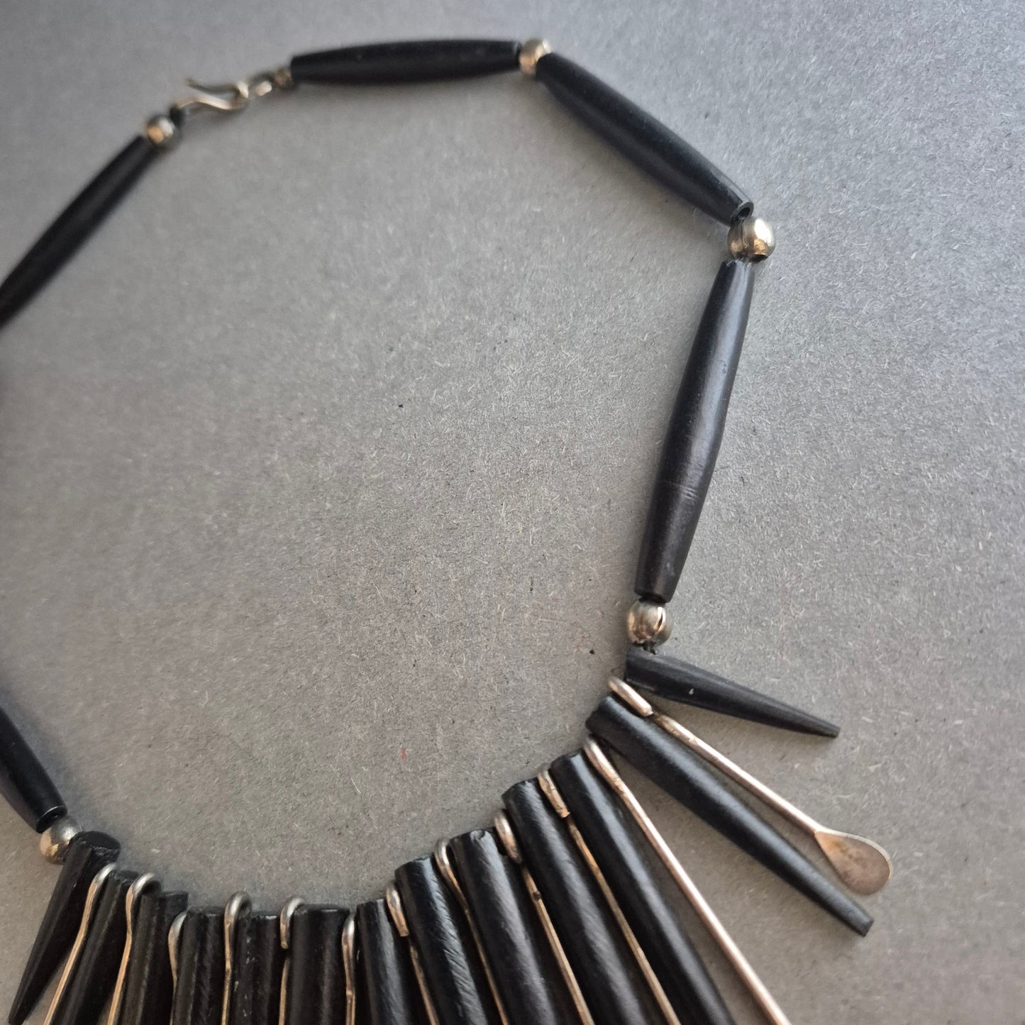 Statement-Halskette mit langen Stäben – Schwarz-Silber im Tribal-Stil