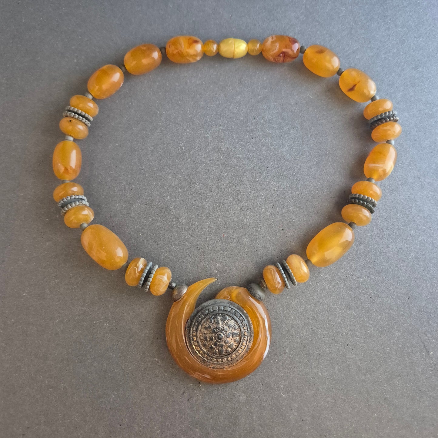 Bernsteinfarbene Ethno-Kette mit großem Anhänger – Boho-Schmuck mit Charakter