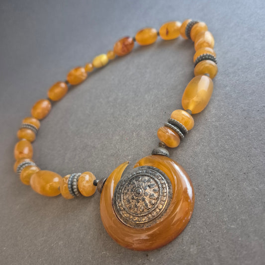 Bernsteinfarbene Ethno-Kette mit großem Anhänger – Boho-Schmuck mit Charakter
