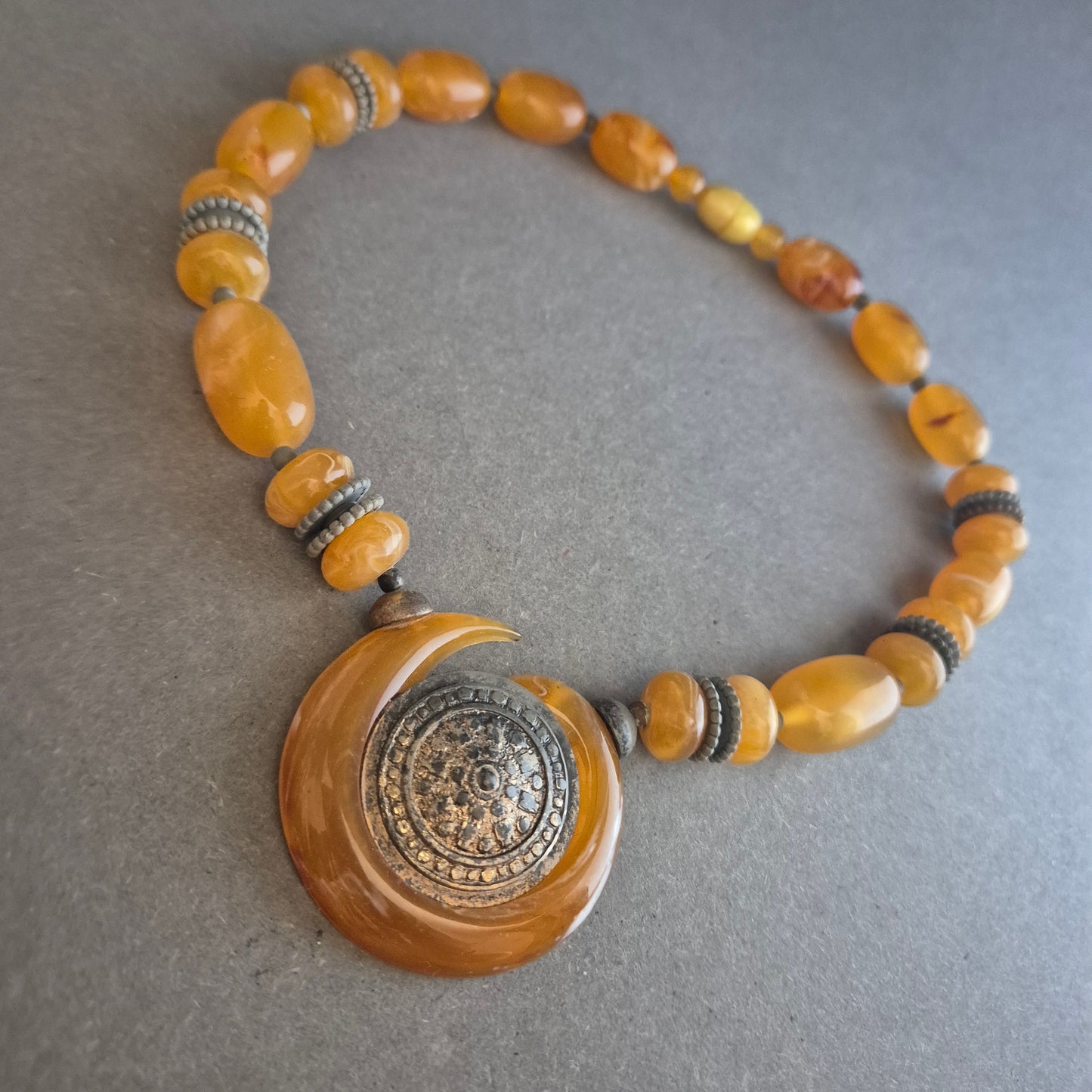 Bernsteinfarbene Ethno-Kette mit großem Anhänger – Boho-Schmuck mit Charakter