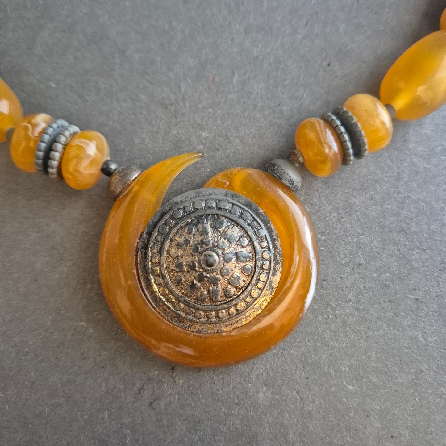 Bernsteinfarbene Ethno-Kette mit großem Anhänger – Boho-Schmuck mit Charakter