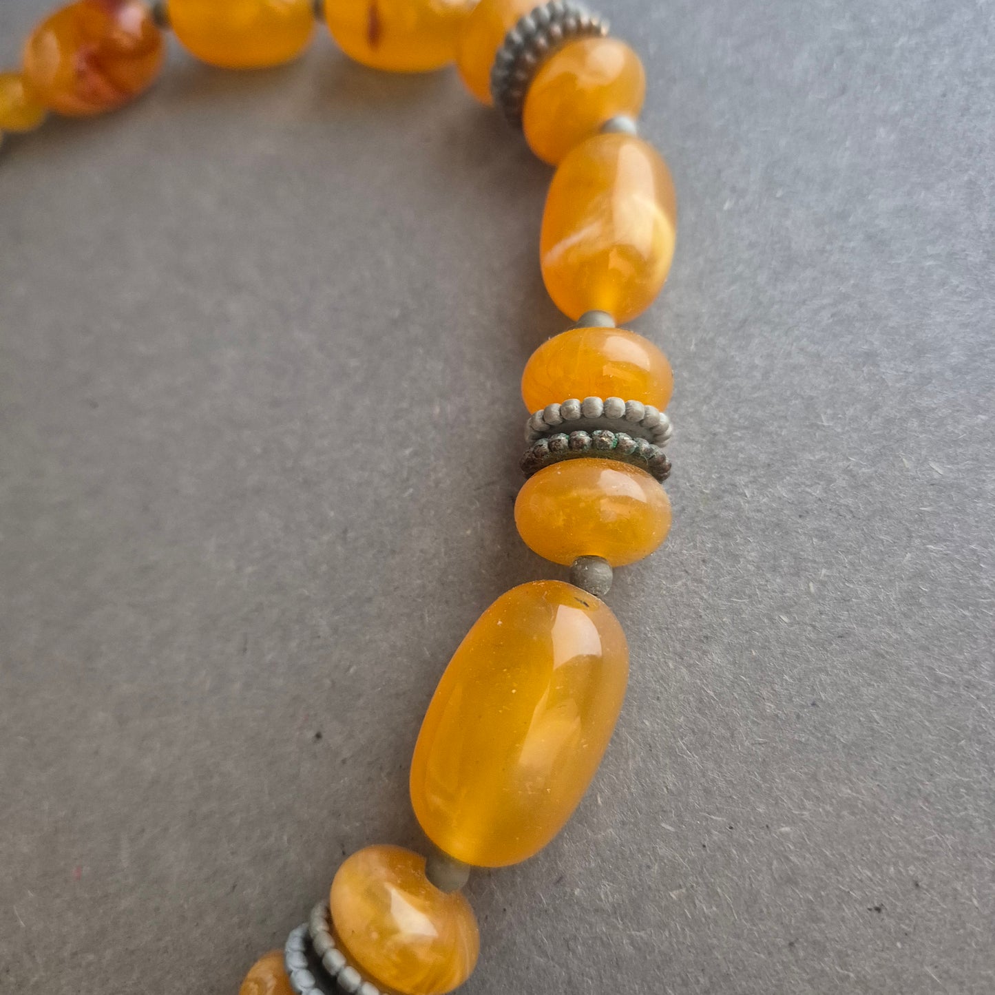 Bernsteinfarbene Ethno-Kette mit großem Anhänger – Boho-Schmuck mit Charakter