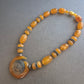 Bernsteinfarbene Ethno-Kette mit großem Anhänger – Boho-Schmuck mit Charakter