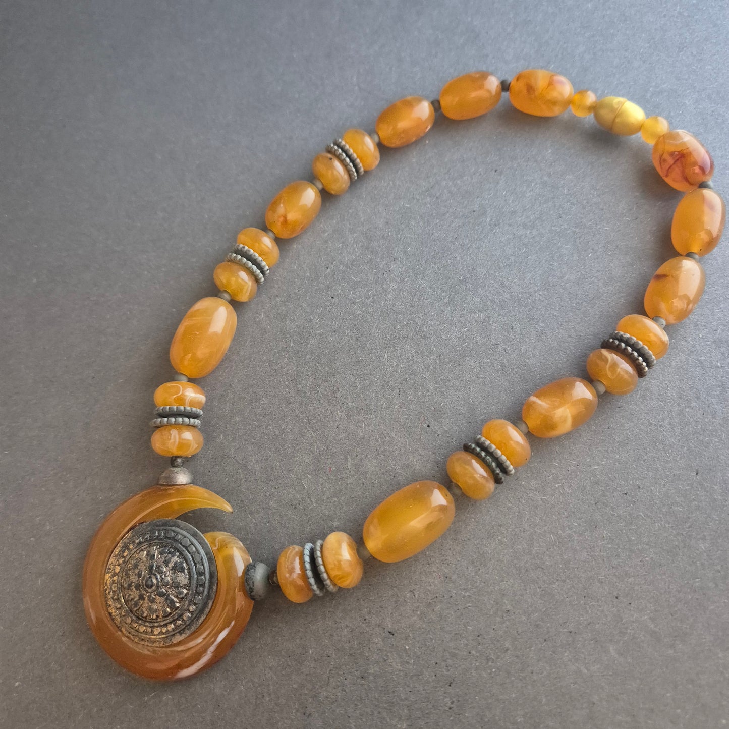 Bernsteinfarbene Ethno-Kette mit großem Anhänger – Boho-Schmuck mit Charakter