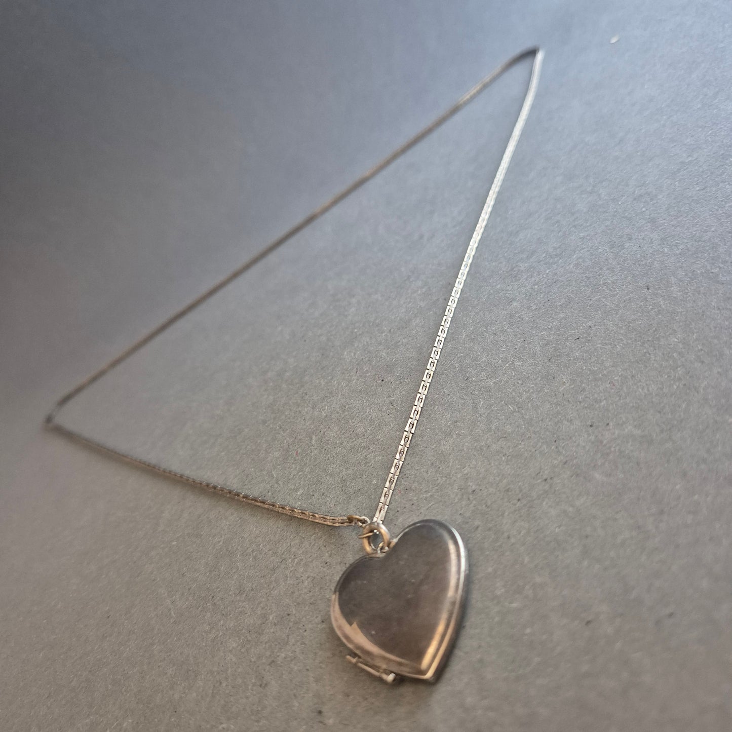 Vintage Herz-Medaillonkette aus Silber – Zeitlose Romantik zum Öffnen