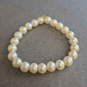 Klassisches Stretch-Perlenarmband – Eleganter Look in Cremeweiß