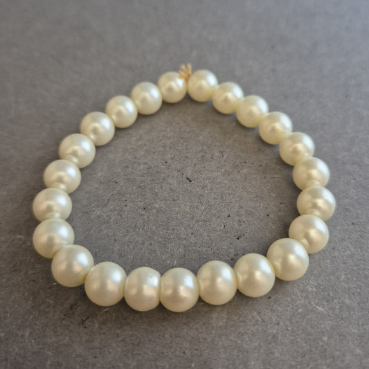 Klassisches Stretch-Perlenarmband – Eleganter Look in Cremeweiß