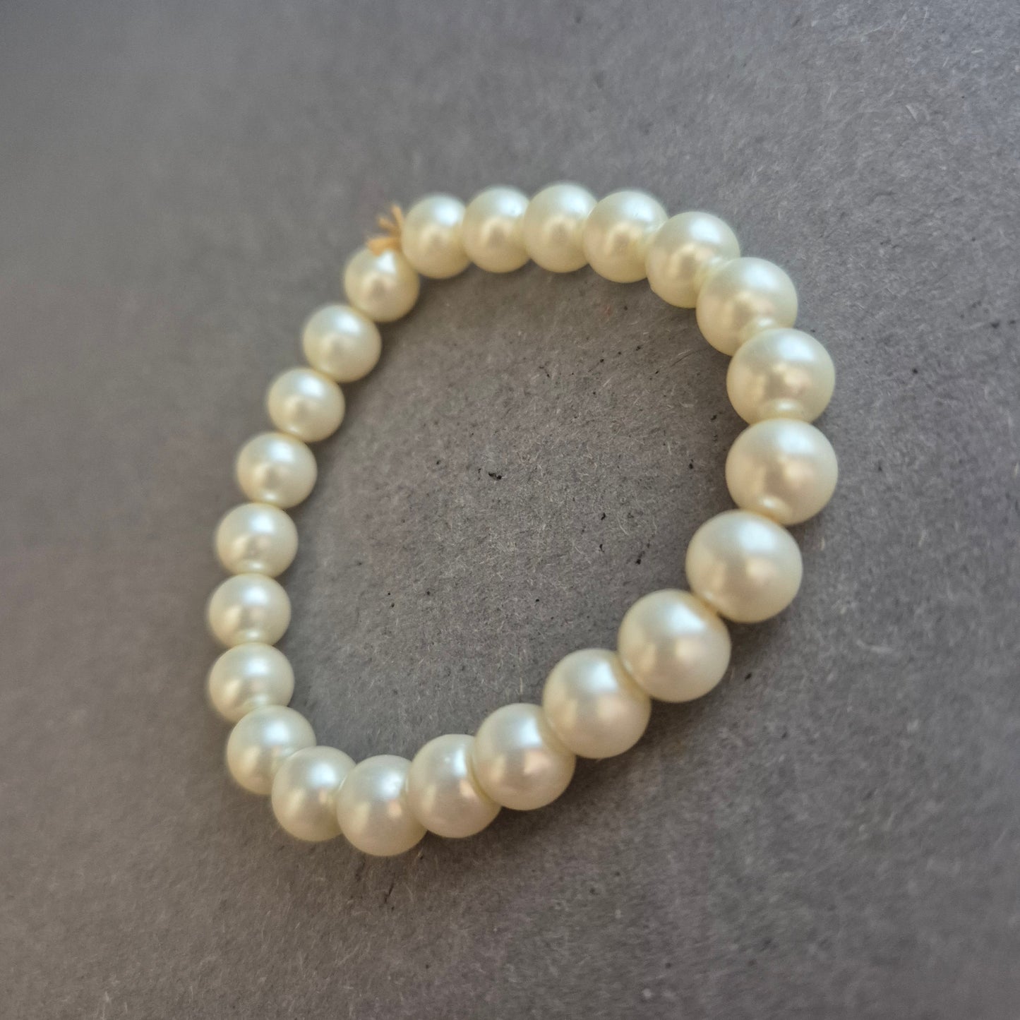 Klassisches Stretch-Perlenarmband – Eleganter Look in Cremeweiß