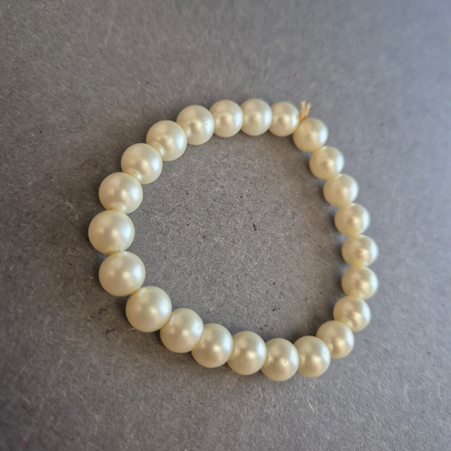 Klassisches Stretch-Perlenarmband – Eleganter Look in Cremeweiß