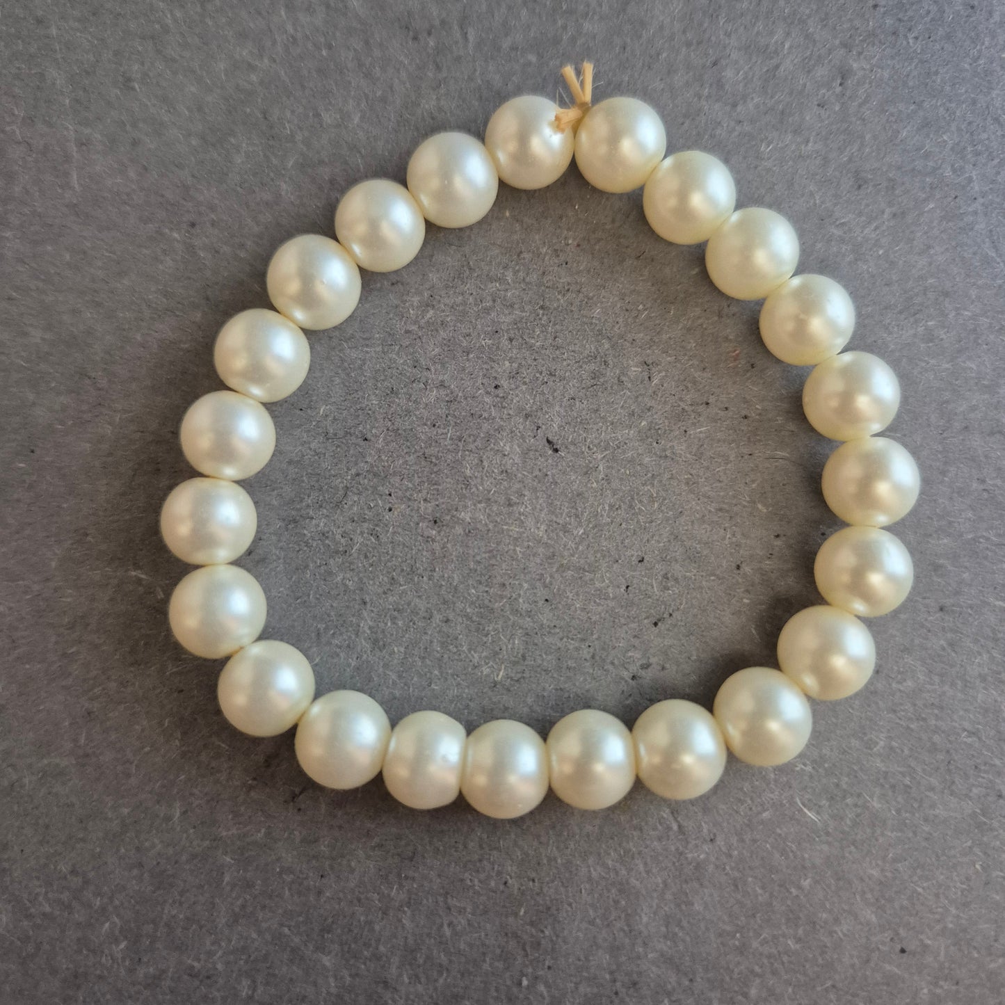 Klassisches Stretch-Perlenarmband – Eleganter Look in Cremeweiß