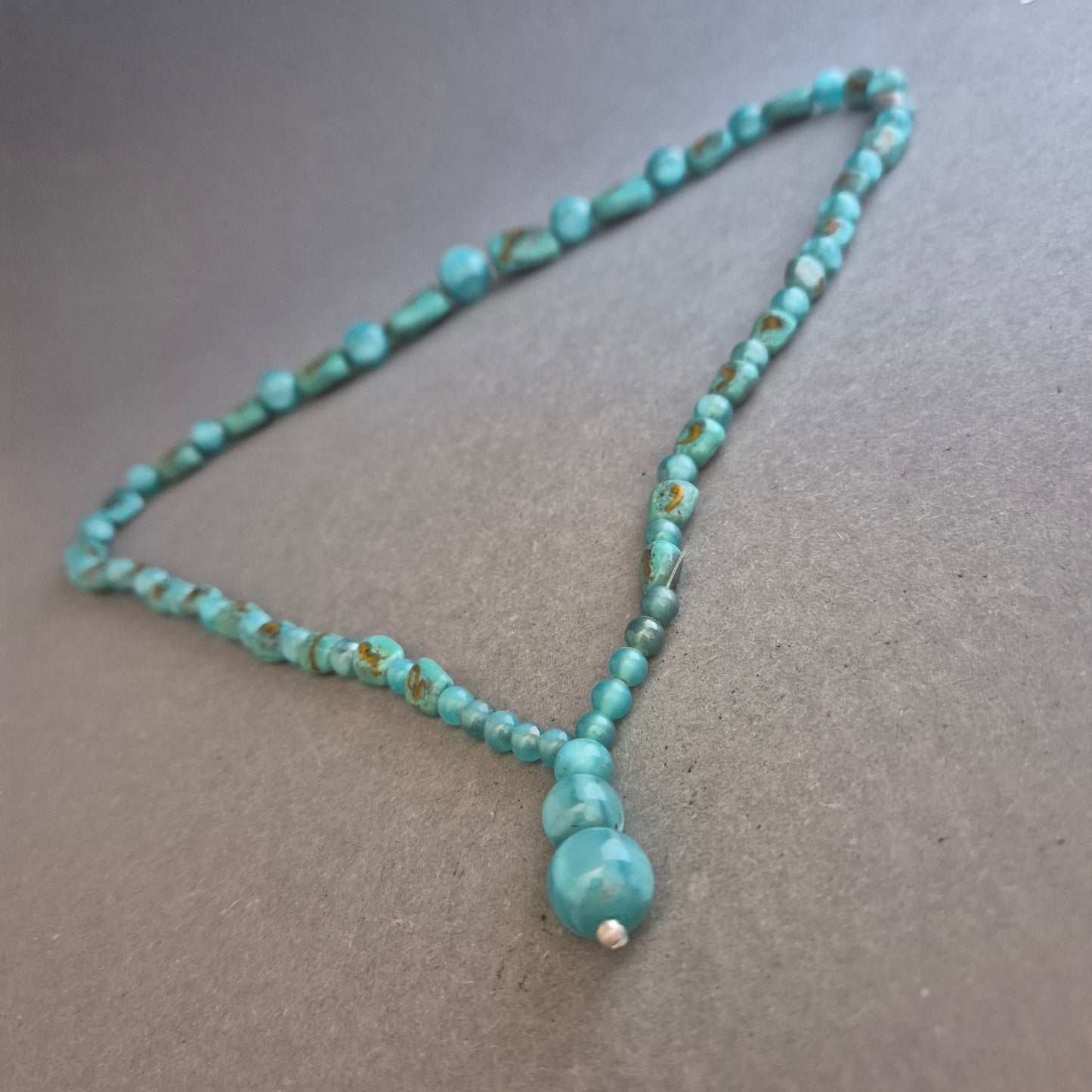 Türkiskette mit Anhänger – Natürlicher Boho-Stil in erfrischendem Blau