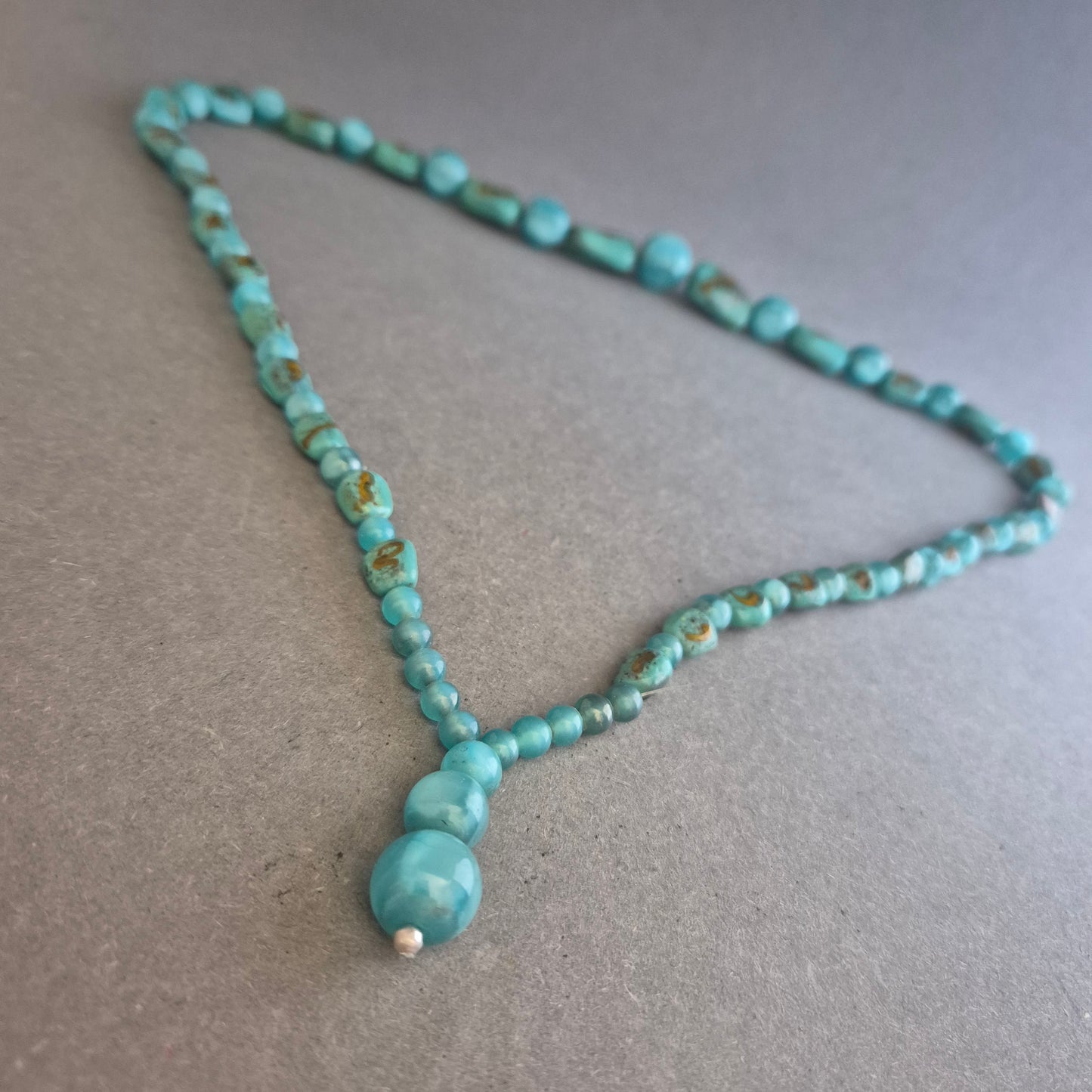 Türkiskette mit Anhänger – Natürlicher Boho-Stil in erfrischendem Blau