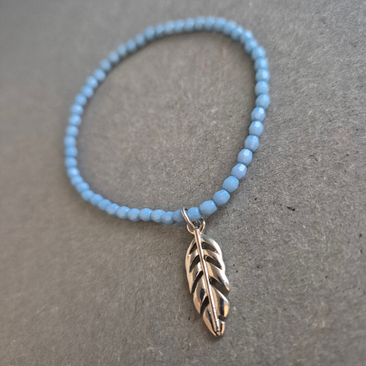 Zartes Perlenarmband in Hellblau mit Federanhänger – Boho trifft Minimalismus