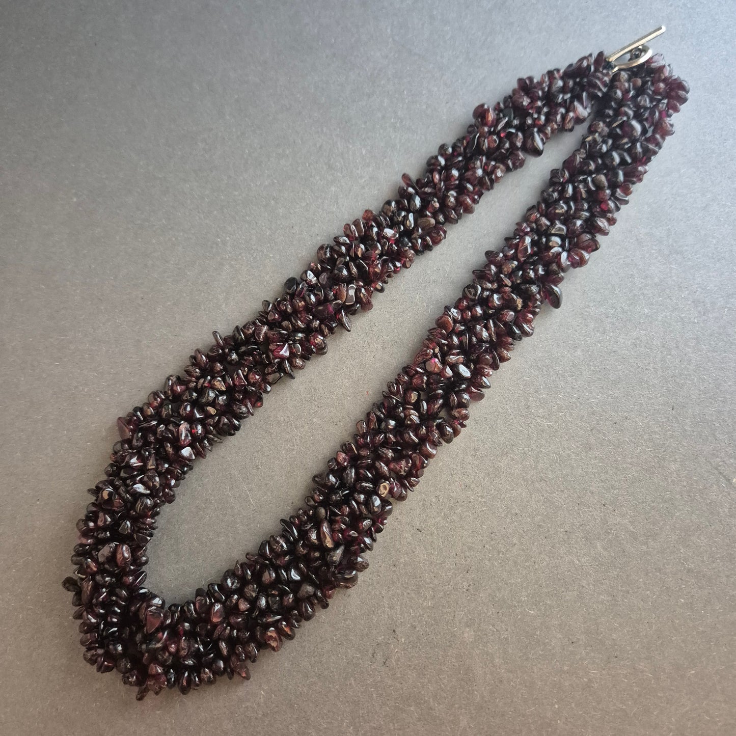 Granatfarbene Splitterkette – Mehrreihiger Statement-Schmuck in Dunkelrot