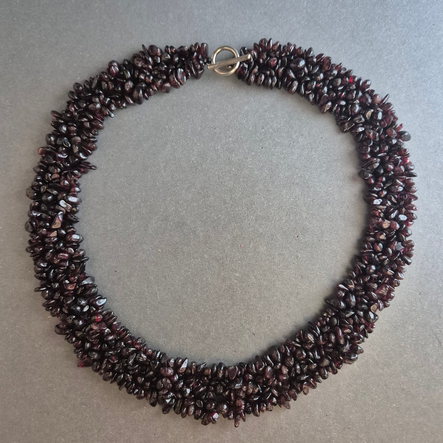 Granatfarbene Splitterkette – Mehrreihiger Statement-Schmuck in Dunkelrot